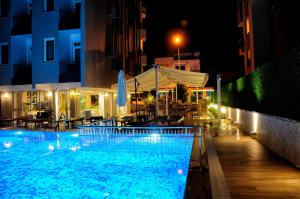 Bazén v ubytování Afsin Hotel nebo v jeho okolí