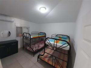 a room with two bunk beds in a room at Oasis Beach House in Sonsonate
