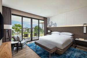 Postel nebo postele na pokoji v ubytování Khao Lak Marriott Beach Resort & Spa