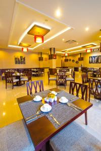 Restorāns vai citas vietas, kur ieturēt maltīti, naktsmītnē Noormans Hotel Semarang
