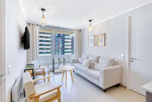 a living room with a couch and a table at Vista Infinita in Concón