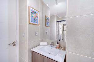 a white bathroom with a sink and a shower at Vista Infinita in Concón +7 photos