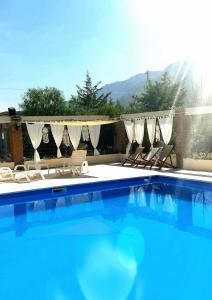a swimming pool with a bunch of chairs at CABAÑAS DEL ANGEL in Capilla del Monte
