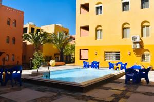 una piscina nel cortile di un edificio di Spacious 3BR Apartment - Al Dora Resort, Hurghada a Hurghada
