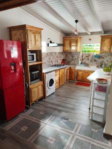 Kuchyň nebo kuchyňský kout v ubytování Kaz KREOL