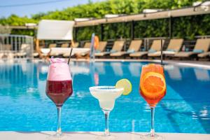 Bazén v ubytování Nereides Hotel nebo v jeho okolí
