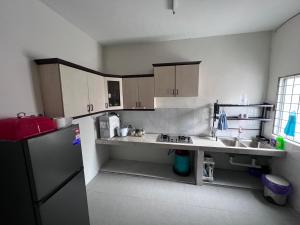 Kuchyň nebo kuchyňský kout v ubytování Teratak Segar Bayu - Musslim Only Tanjong Malim Perak