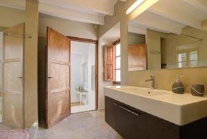 A bathroom at Finca Can Busquera by Rentallorca