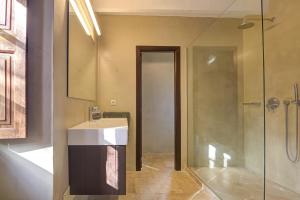 A bathroom at Finca Can Busquera by Rentallorca