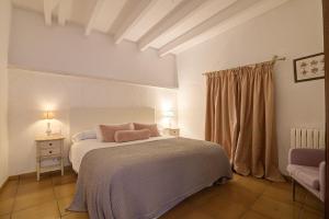 A bed or beds in a room at Finca Can Busquera by Rentallorca