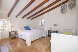 A bed or beds in a room at Finca Can Busquera by Rentallorca