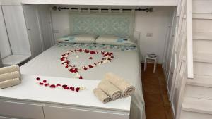 A bed or beds in a room at La Casa di Orimari