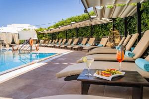 Bazén v ubytování Nereides Hotel nebo v jeho okolí