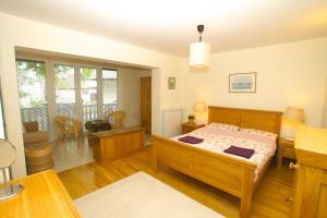 1 dormitorio con 1 cama y sala de estar en Chalet Floranneve, en Bovec