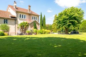 a large yard with a house and a tree at L'Artbanne - Le domaine in Saint-Hilaire-le-Petit
