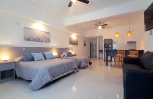 圣特雷西塔Nacar Apart Hotel的一间带两张床的卧室和一间客厅