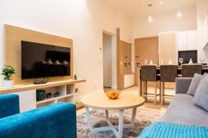a living room with a couch and a table at Apartman Dunja Zepterme in Vrnjačka Banja