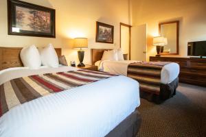 una camera d'albergo con due letti e una TV a schermo piatto di Mountain Loft Resort - Lake Lure, NC a Lake Lure Altre 25 foto