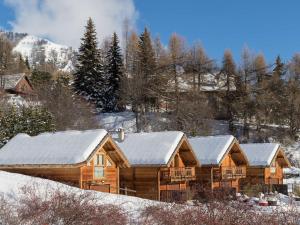 un chalet en rondins avec de la neige sur ses toits dans l'établissement Chalet en bois 6 pers. avec terrasse Sud, lumineux et équipé, animaux admis – Saint-Michel-de-Chaillol - FR-1-393-12, à Saint-Michel-de-Chaillol
