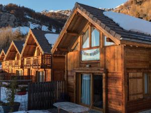 a log cabin with snow on the roof at Chalet en bois 6 pers. avec terrasse Sud, lumineux et équipé, animaux admis – Saint-Michel-de-Chaillol - FR-1-393-12 in Saint-Michel-de-Chaillol