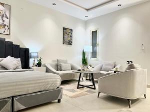 una camera da letto con un letto e un soggiorno di استديو مودرن في الشمال بطابع فني والوان هادئة a Riyad