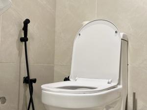 un bagno con servizi igienici bianchi e coperchio di استديو مودرن في الشمال بطابع فني والوان هادئة a Riyad Altre 27 foto