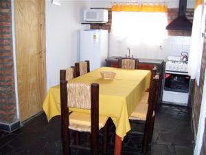 波特雷罗德洛斯弗内斯Pauvalén Cabañas的厨房配有一张带黄桌布的桌子
