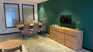 een eetkamer met een tafel en een flatscreen-tv bij Ferienwohnung in ländlicher Idylle in Meschede +4 foto's