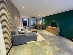 een woonkamer met een bank en een eetkamer bij Ferienwohnung in ländlicher Idylle in Meschede