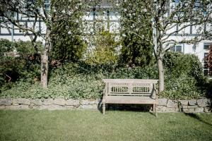 een parkbank met een bord dat synergie-toestanden leest bij Ferienwohnung in ländlicher Idylle in Meschede