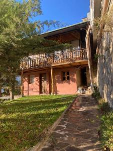 Το κτήριο όπου στεγάζεται  το δωμάτιο σε οικογενειακή κατοικία