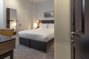 Postel nebo postele na pokoji v ubytování Four Points Flex by Sheraton London Kensington Olympia + 36 fotografií