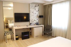 Una televisión o centro de entretenimiento en Zepter Hotel Belgrade, member of Zepter Hotels