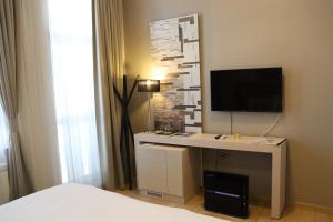 Una televisión o centro de entretenimiento en Zepter Hotel Belgrade, member of Zepter Hotels