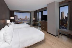Postel nebo postele na pokoji v ubytování Hôtel AC Montréal Centre-ville