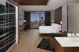Postel nebo postele na pokoji v ubytování Hôtel AC Montréal Centre-ville