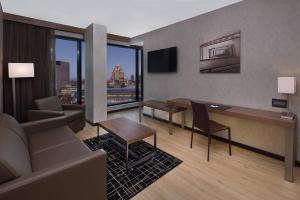 TV a/nebo společenská místnost v ubytování Hôtel AC Montréal Centre-ville