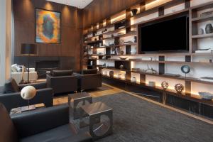 TV a/nebo společenská místnost v ubytování Hôtel AC Montréal Centre-ville