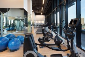 Fitness centrum a/nebo fitness zařízení v ubytování Hôtel AC Montréal Centre-ville