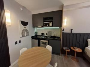 a small kitchen with a wooden table in a room at AlphaStay by Rhouses in Barueri