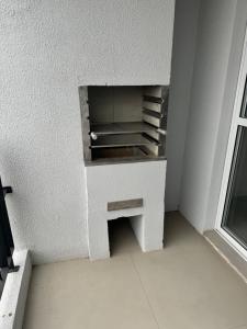 ein leeres Zimmer mit einer Bank in der Ecke einer Wand in der Unterkunft Apto aconchegante e moderno in Santana do Livramento