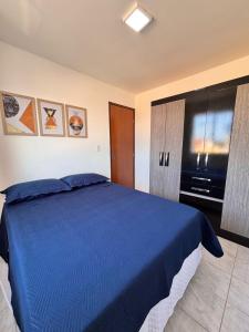 una camera da letto con un letto blu e un frigorifero nero di Super ventilado próximo do Aeroporto e da UEMA a São Luís Altre 9 foto