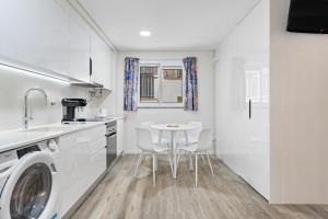 Dapur atau dapur kecil di Studio Carmo