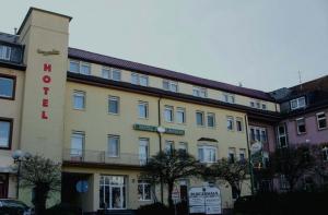 un hotel con un cartel en el costado en Hotel Avalon en Landstuhl
