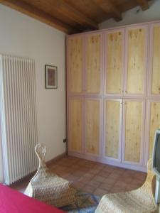 パレルモにあるOlivella Suite Ecological Houseのベッドルーム1室(大きな木製キャビネット付)