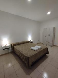 a bedroom with a bed with two towels on it at ANDRADE- Primer Piso in Colón