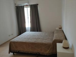 a bedroom with a bed and a window at ANDRADE- Primer Piso in Colón