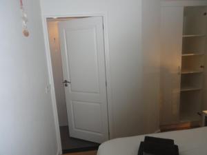 ドンブルグにあるLuxe Appartement Duinoordの白いドア(クローゼット付)