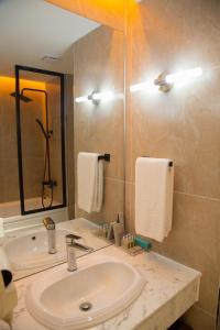 Koupelna v ubytování Bayangol Hotel