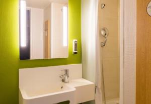 Koupelna v ubytování B&B HOTEL Auxerre Bourgogne